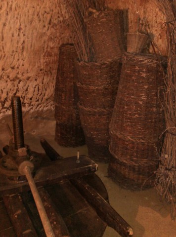 BODEGA Y UTENSILIOS DE ELABORACION Y RECOGIDA DEL VINO