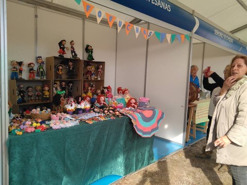 stand muñecas artesanas